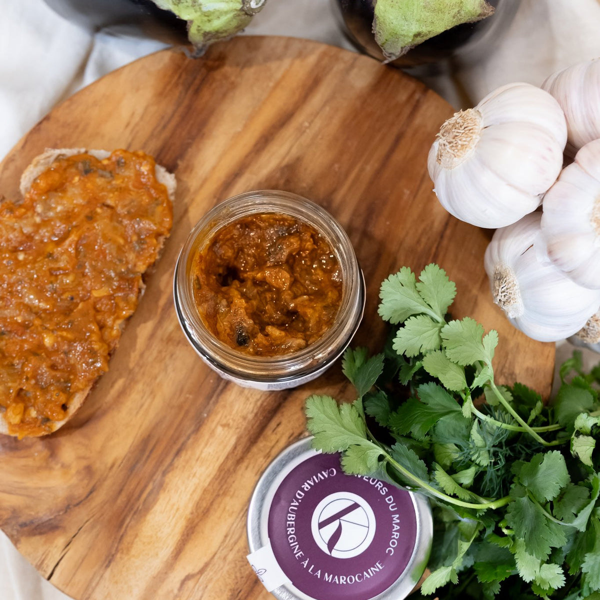 Caviar d'aubergine Képices vue du dessus avec gressins, ail et persil
