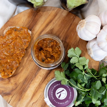 Caviar d'aubergine Képices vue du dessus avec gressins, ail et persil