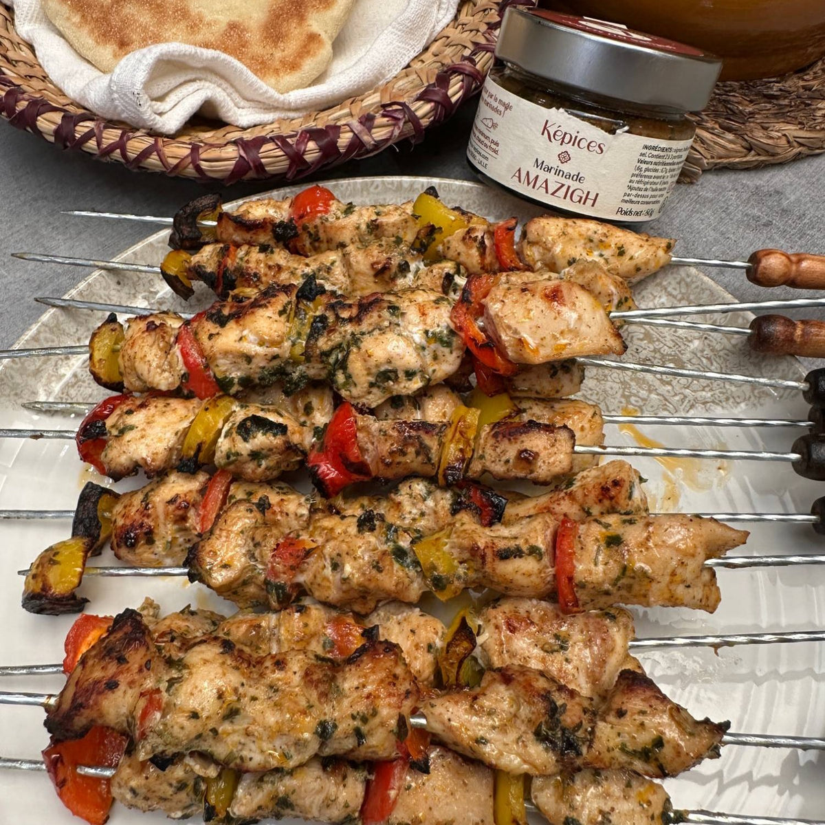 Brochettes de poulet et poivrons grillées à la marinade Amazigh Képices, avec pain marocain
