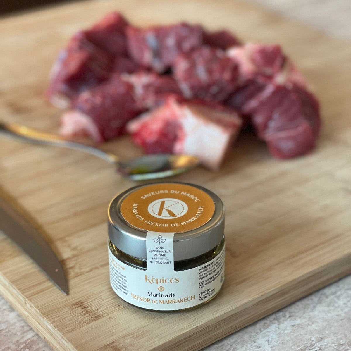 Pot de marinade Trésor de Marrakech Képices et viande à mariner sur une planche