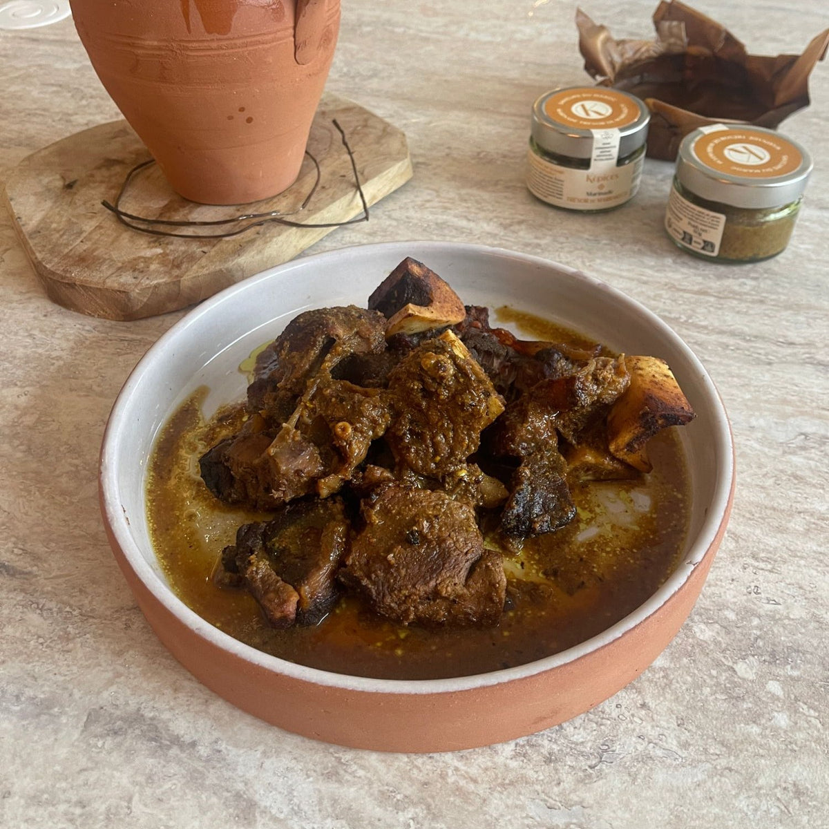 Tanjia servie, cuisinée avec une marinade Képices