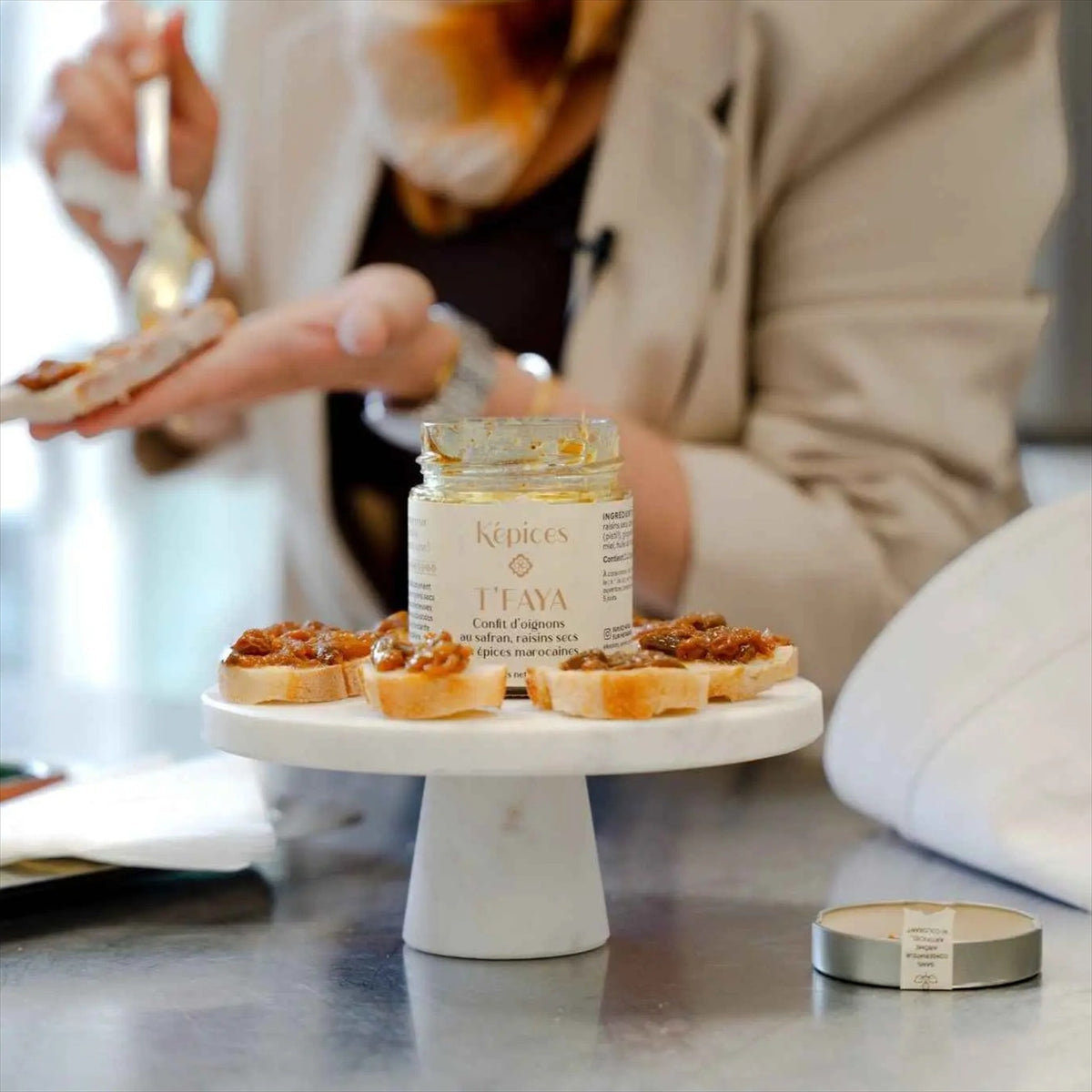 Présentation du confit d’oignons T’Faya Képices sur planche bois avec raisins et épices marocaines