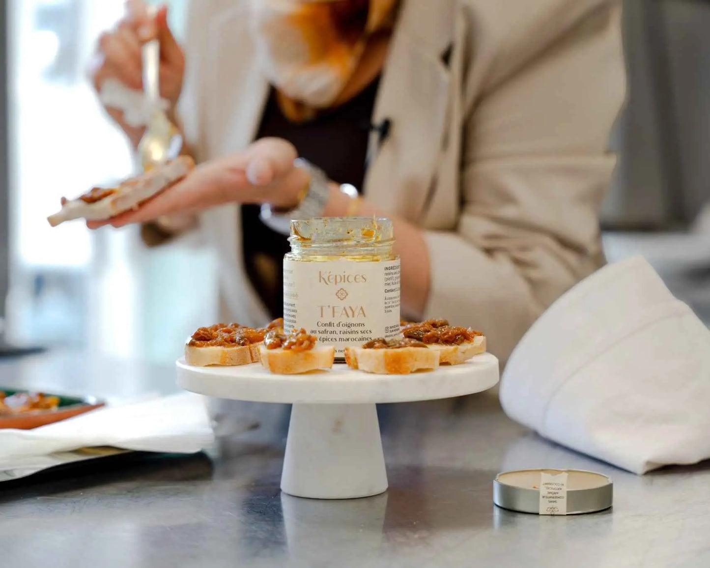 Présentation du confit d’oignons T’Faya Képices sur planche bois avec raisins et épices marocaines