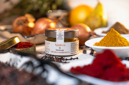 Pot de Marinade Trésor de Marrakech Képices entouré d’épices marocaines colorées, oignons et safran