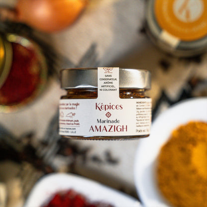 Marinade Amazigh Képices entourée de poudre de curcuma, oignons et safran marocain.