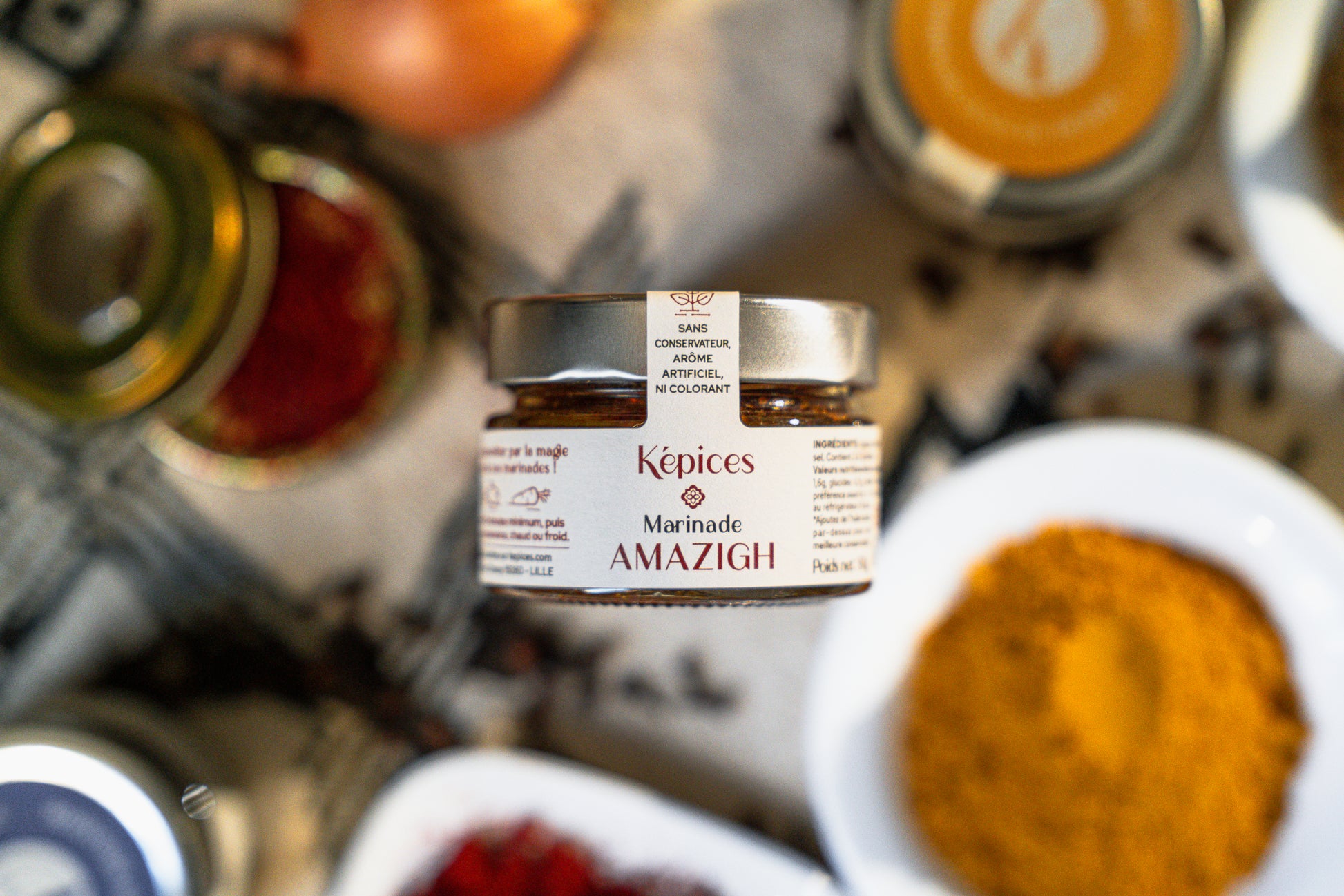 Marinade Amazigh Képices entourée de poudre de curcuma, oignons et safran marocain.