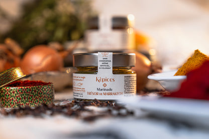 Marinade Trésor de Marrakech Képices sur fond oriental avec plats en céramique et grains de poivre.