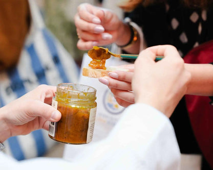 Cuillère de T’Faya Képices déposée sur une tartine – confit d’oignons marocain sucré-salé au miel et raisins secs