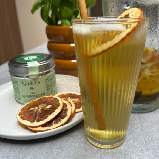 Thé Marrakchi Képices servi glacé avec rondelles d'orange séchée et bâton de cannelle