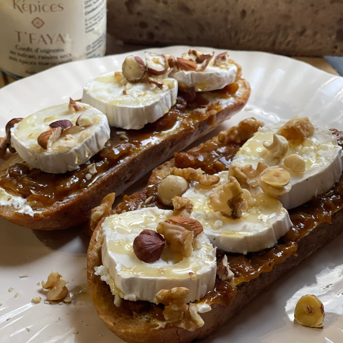 Toasts de chèvre à la T'Faya Képices, noix, noisettes et filet de miel