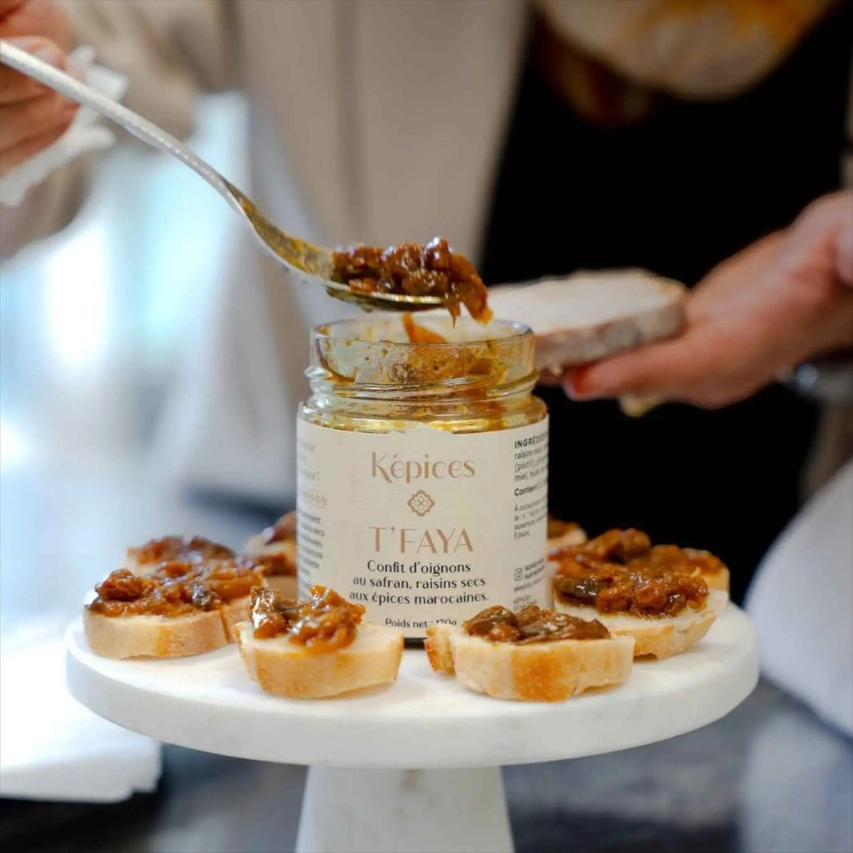 Utilisation du confit T’Faya Képices sur tartine au fromage – idée apéritif sucré-salé marocain