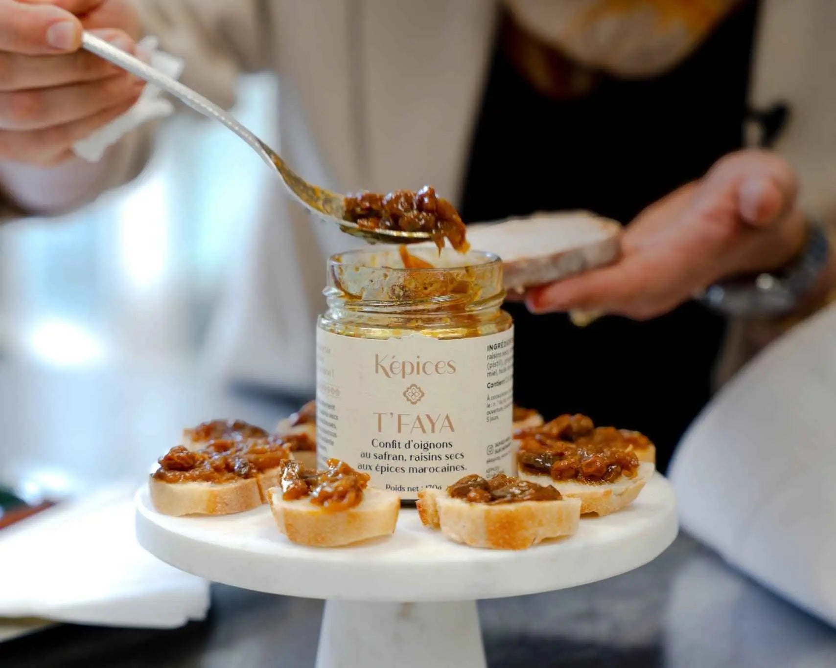 Utilisation du confit T’Faya Képices sur tartine au fromage – idée apéritif sucré-salé marocain