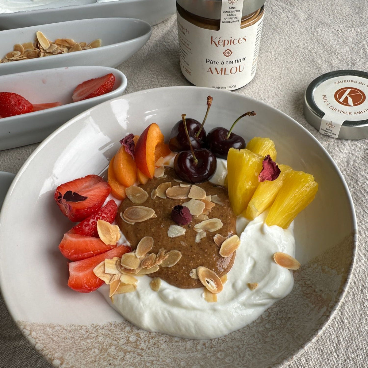 Bol de yaourt à l'Amlou Képices, fruits frais et amandes effilées